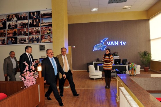 Van Valisi Münir Karaloğlu Van Tv Ziyareti 13
