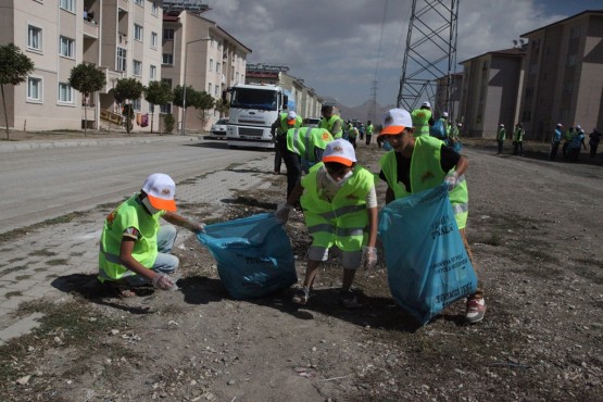 İpekyolu Belediyesi Kevenli TOKİ'de temizlik kampanyası 8