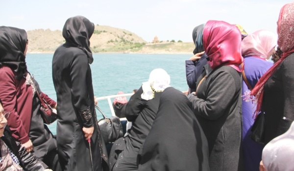Vanlı 100 kadın ilk defa Akdamar Adasına götürüldü 5