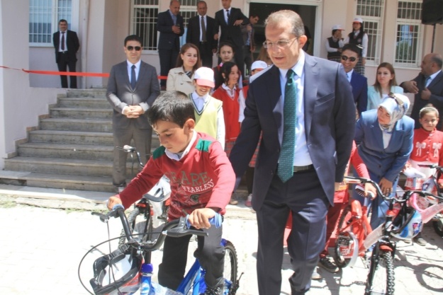 Muradiye’de yeni Gençlik Merkezi açıldı 8