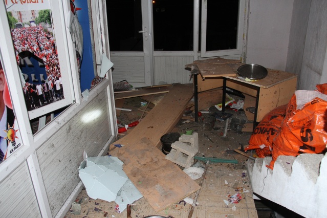 AK Parti ilçe binasına bombalı saldırı yapıldı 4