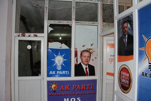 AK Parti ilçe binasına bombalı saldırı yapıldı 5