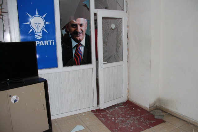 AK Parti ilçe binasına bombalı saldırı yapıldı 10