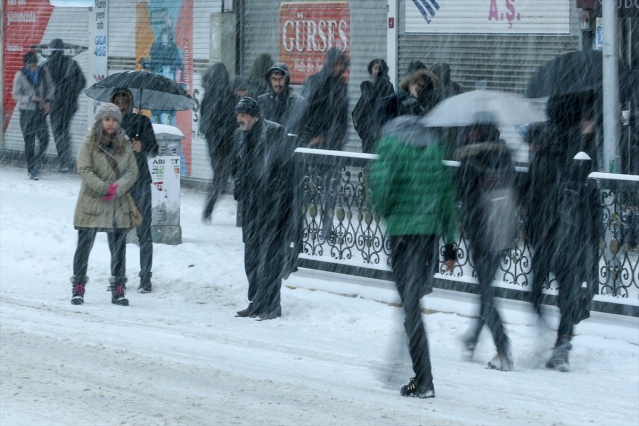 Van'da kar yağışı hayatı olumsuz etkiledi 12