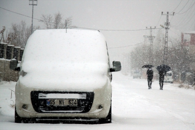 Van'da kar yağışı hayatı olumsuz etkiledi 16
