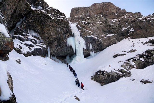 Dağcılar buzul şelalesine tırmanış yaptı 9
