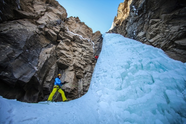 Milli dağcı Tunç Fındık, Van'da donmuş şelaleye tırmandı 5