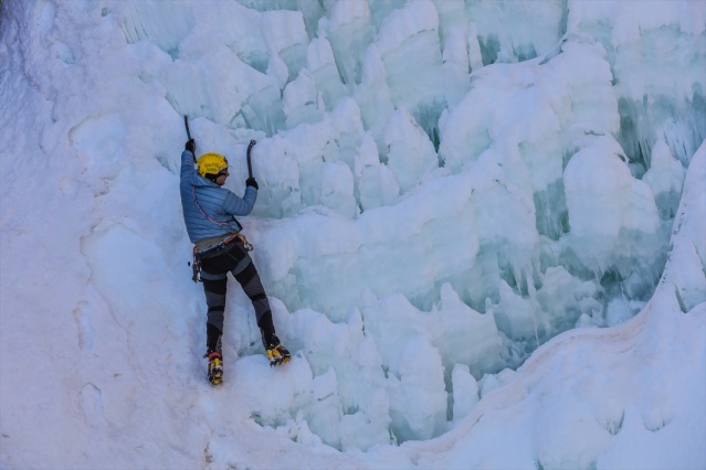 Milli dağcı Tunç Fındık, Van'da donmuş şelaleye tırmandı 8