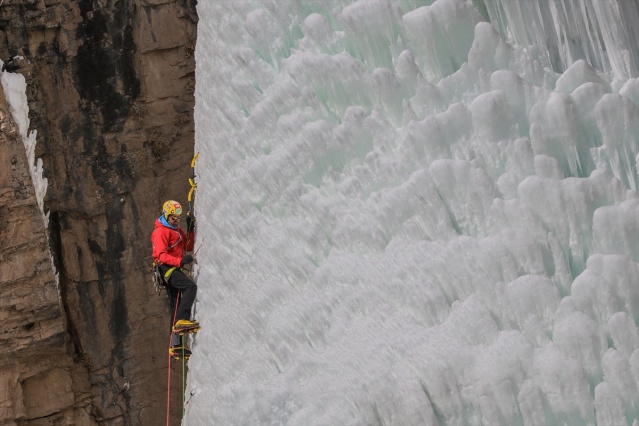 Milli dağcı Tunç Fındık, Van'da donmuş şelaleye tırmandı 18
