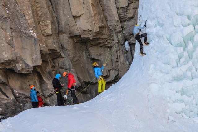 Milli dağcı Tunç Fındık, Van'da donmuş şelaleye tırmandı 30
