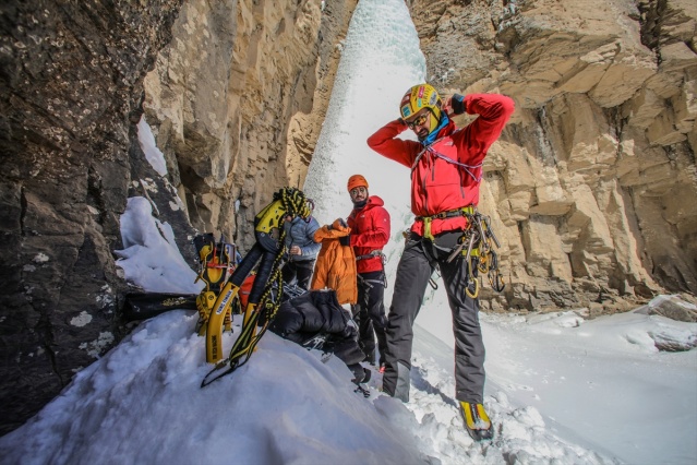 Milli dağcı Tunç Fındık, Van'da donmuş şelaleye tırmandı 23