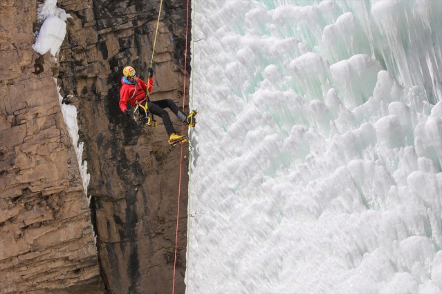 Milli dağcı Tunç Fındık, Van'da donmuş şelaleye tırmandı 22