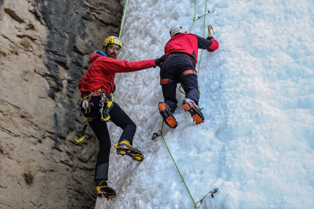 Milli dağcı Tunç Fındık, Van'da donmuş şelaleye tırmandı 29