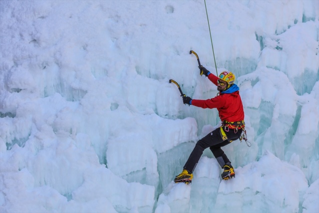 Milli dağcı Tunç Fındık, Van'da donmuş şelaleye tırmandı 16