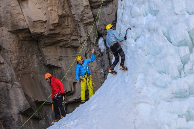 Milli dağcı Tunç Fındık, Van'da donmuş şelaleye tırmandı 25