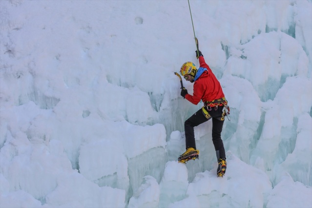 Milli dağcı Tunç Fındık, Van'da donmuş şelaleye tırmandı 14