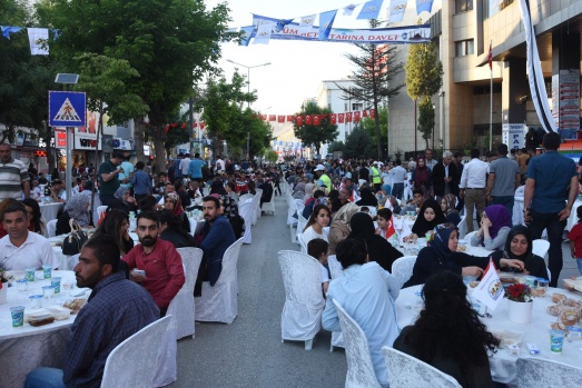 İpekyolu Belediyesinden 13 bin kişiye iftar yemeği 6
