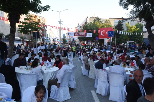 İpekyolu Belediyesinden 13 bin kişiye iftar yemeği 5