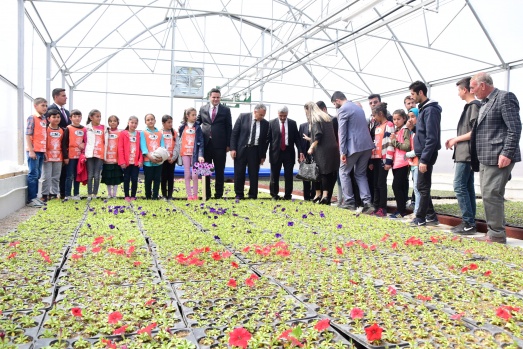 İpekyolu Belediyesinden çiçek üretim serası 2