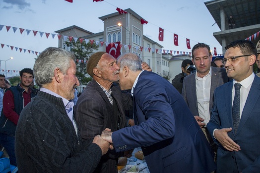 Vali Zorluoğlu, iftarını Gürpınarlı vatandaşlarla açtı 4