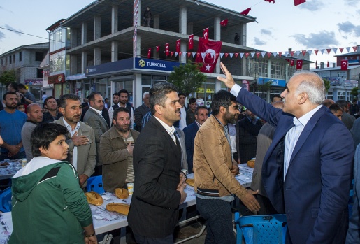Vali Zorluoğlu, iftarını Gürpınarlı vatandaşlarla açtı 3