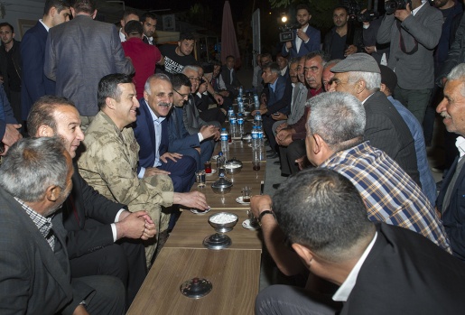 Vali Zorluoğlu, iftarını Gürpınarlı vatandaşlarla açtı 7