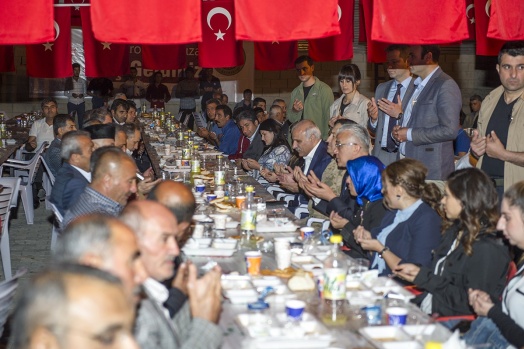 Vali Zorluoğlu, Kasımoğlu Mahallesi’nde iftar açtı 2