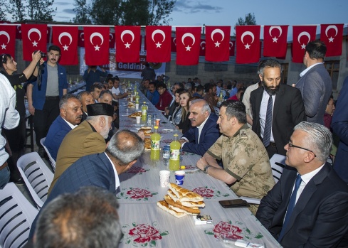 Vali Zorluoğlu, Kasımoğlu Mahallesi’nde iftar açtı 5