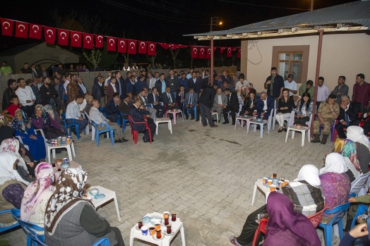 Vali Zorluoğlu, Kasımoğlu Mahallesi’nde iftar açtı 6