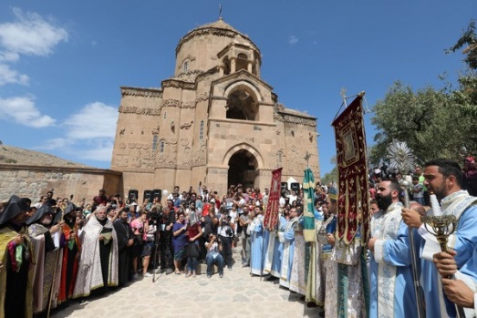Bakan Ersoy Akdamar'da yapılan Ermeni ayinine katıldı 13