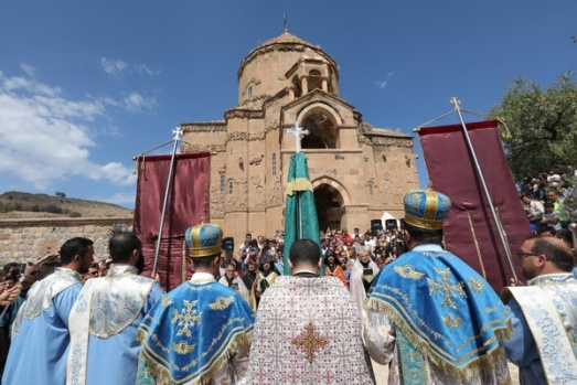 Bakan Ersoy Akdamar'da yapılan Ermeni ayinine katıldı 15