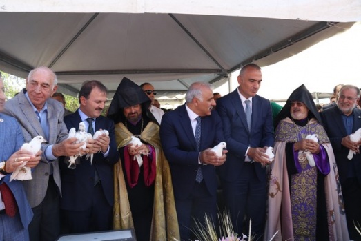 Bakan Ersoy Akdamar'da yapılan Ermeni ayinine katıldı 14
