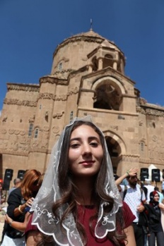 Bakan Ersoy Akdamar'da yapılan Ermeni ayinine katıldı 18