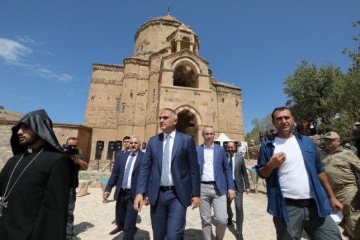 Bakan Ersoy Akdamar'da yapılan Ermeni ayinine katıldı 6