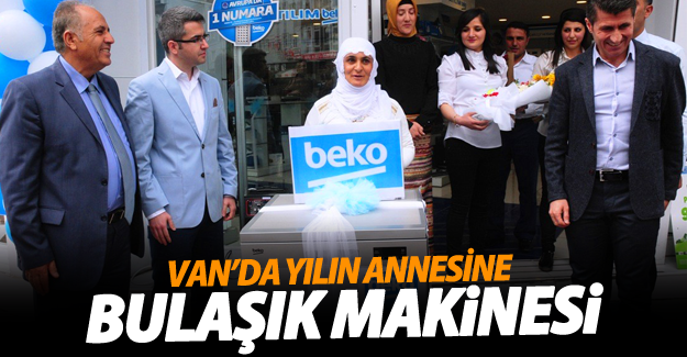 Van'da Anneler gününde yılın annesine bulaşık makinesi hediye edildi  - Van Haber