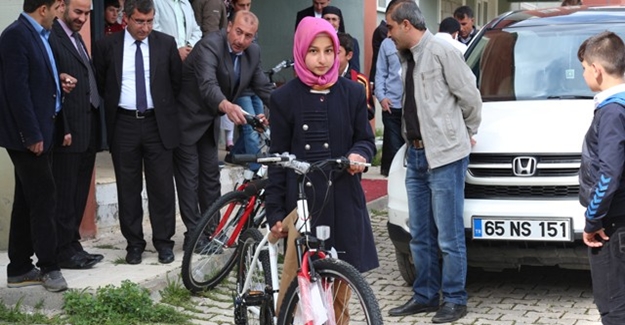 Bahçesaray’da Öğrencilere Bisiklet Dağıtıldı