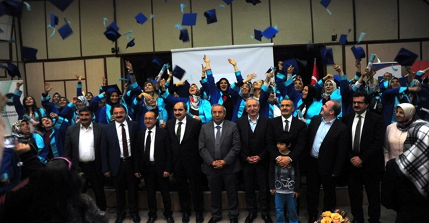 YYÜ’de Anne Üniversitesi 2. mezunlarını verdi