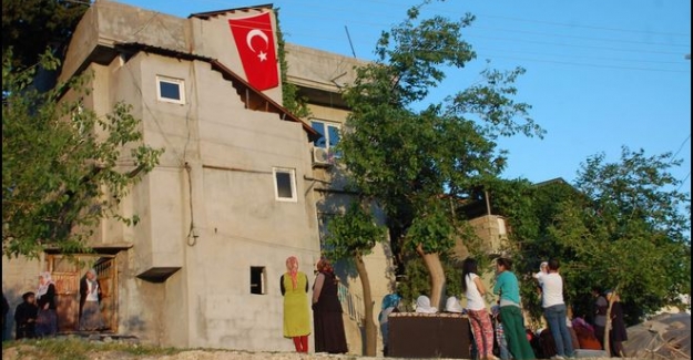 Malatyalı şehit Mehmet Kılınç'ın Adıyaman'daki evine bayrak asıldı