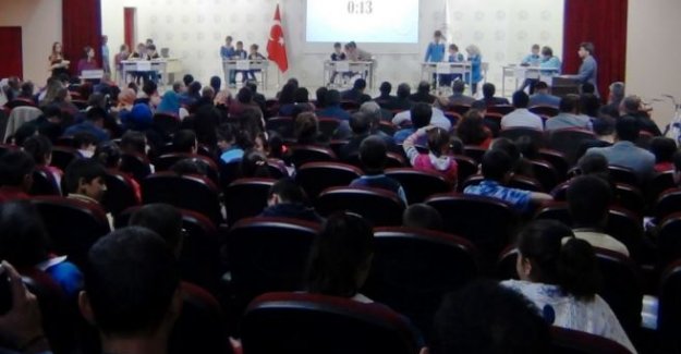 Erciş'te bilgi yarışmasının birincisi Cumhuriyet İlkokulu oldu