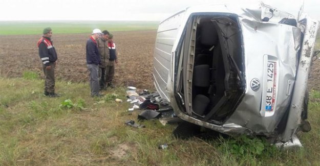Kayseri-Malatya karayolunda minibüs devrildi  Ali Çınar öldü!