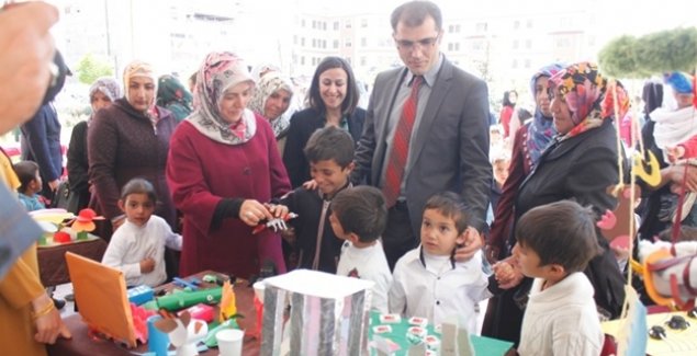 Minik Öğrencilerden Yılsonu Sergisi