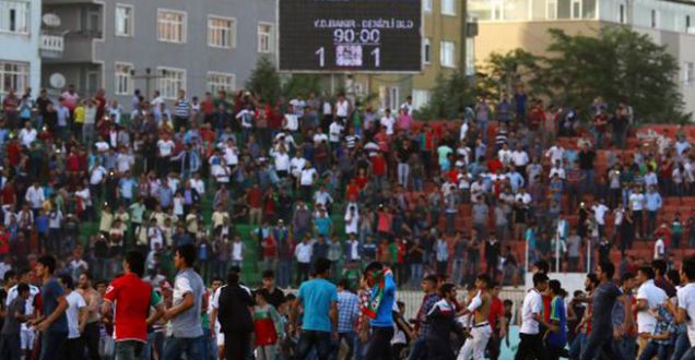 Diyarbakır'da Denizli Büyükşehir Belediyespor maçında olaylar çıktı maç yarıda kaldı!