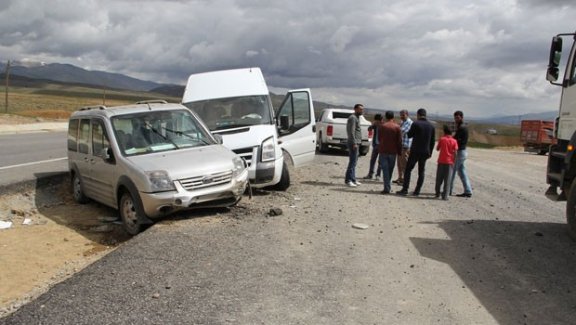 Yüksekova'ya dönüş yapanları taşıyan minibüs kaza yaptı: 15 yaralı