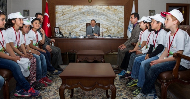 Vali Taşyapan kampa katılan öğrencileri kabul etti