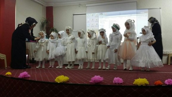 Erdemkent Kur'an Kursu'nda miniklerden yılsonu etkinliği