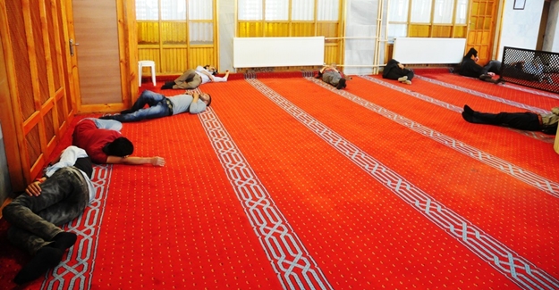 İlk Günden Camiler Uyuyanlarla Doldu