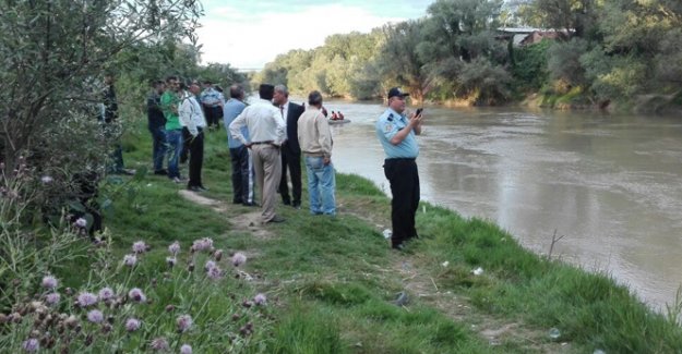 14 yaşındaki çocuk, balık tutarken nehre düştü