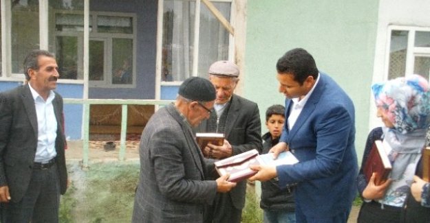 AK Parti'den Kur'an-ı Kerim Dağıtımı