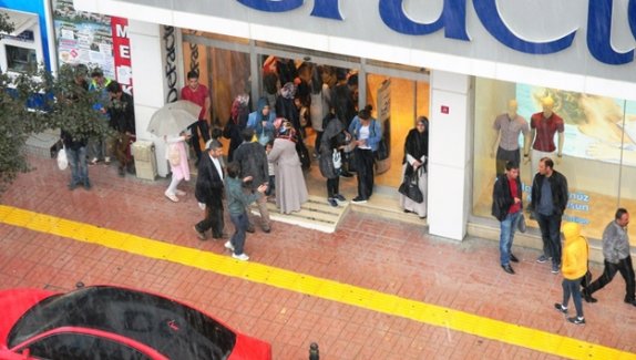 Van'da sağanak yağmur hayatı olumsuz etkiledi