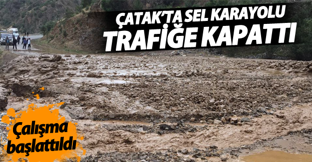 Çatak'ta Sel Karayolu Trafiğe Kapattı